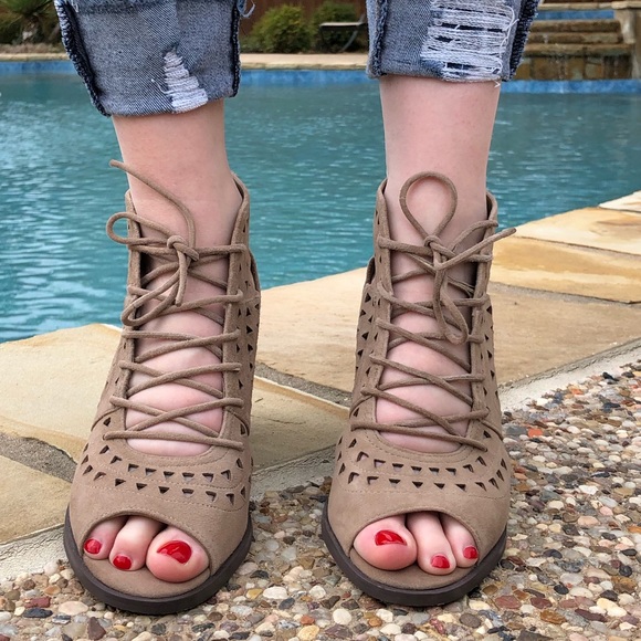 ~Vince Camuto~ brown booties size 7 - Picture 2 of 8